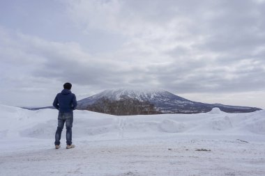 Niseko kasabası Hokkaido tacındaki mücevherlerden biridir ve şu anda atıl bir yanardağ olan etkileyici Yotei Dağı'nın dibinde yer almaktadır..