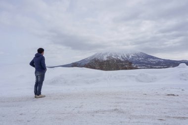 Niseko kasabası Hokkaido tacındaki mücevherlerden biridir ve şu anda atıl bir yanardağ olan etkileyici Yotei Dağı'nın dibinde yer almaktadır..