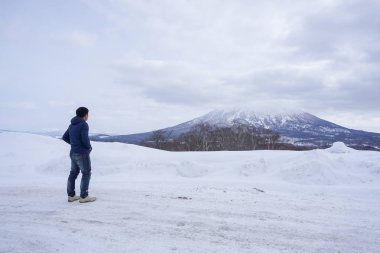 Niseko kasabası Hokkaido tacındaki mücevherlerden biridir ve şu anda atıl bir yanardağ olan etkileyici Yotei Dağı'nın dibinde yer almaktadır..
