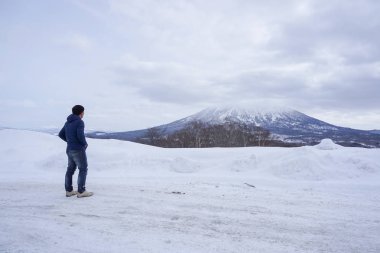 Niseko kasabası Hokkaido tacındaki mücevherlerden biridir ve şu anda atıl bir yanardağ olan etkileyici Yotei Dağı'nın dibinde yer almaktadır..