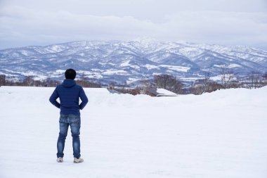 Niseko kasabası Hokkaido tacındaki mücevherlerden biridir ve şu anda atıl bir yanardağ olan etkileyici Yotei Dağı'nın dibinde yer almaktadır..