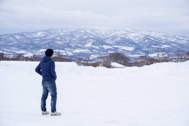 Niseko kasabası Hokkaido tacındaki mücevherlerden biridir ve şu anda atıl bir yanardağ olan etkileyici Yotei Dağı'nın dibinde yer almaktadır..