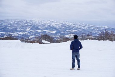 Niseko kasabası Hokkaido tacındaki mücevherlerden biridir ve şu anda atıl bir yanardağ olan etkileyici Yotei Dağı'nın dibinde yer almaktadır..