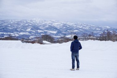 Niseko kasabası Hokkaido tacındaki mücevherlerden biridir ve şu anda atıl bir yanardağ olan etkileyici Yotei Dağı'nın dibinde yer almaktadır..