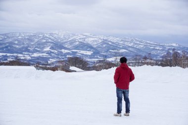 Niseko kasabası Hokkaido tacındaki mücevherlerden biridir ve şu anda atıl bir yanardağ olan etkileyici Yotei Dağı'nın dibinde yer almaktadır..
