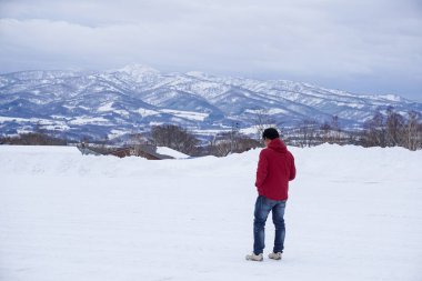 Niseko kasabası Hokkaido tacındaki mücevherlerden biridir ve şu anda atıl bir yanardağ olan etkileyici Yotei Dağı'nın dibinde yer almaktadır..