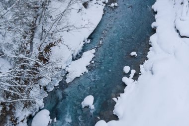 Shirahige şelale biei City Shirogane kaplıca köyünde deniz den 600 metre yükseklikte leven bulunan, bu şelale fazla 30 metre boyunda duruyor. Kayaların arasındaki boşluklardan akan su beyaz sakalı andırıyor..