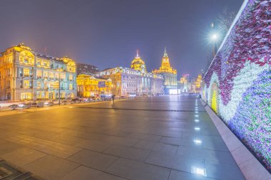 Bund ya da Waitan, Şangay 'ın orta kesiminde bir liman bölgesi. Bund genellikle yol üzerindeki bina ve rıhtımlardan ve bitişik bölgelerden bahseder. Şangay 'ın en ünlü turistik merkezlerinden biridir..