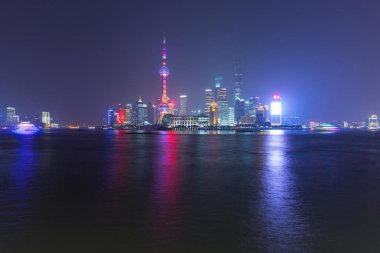 Şangay Asya'nın İncisi ve Doğu'nun Paris'i olarak bilinir. Gençlik, ticaret ve her iki yan cadde ve nehir yürüyüşü nden geçen uluslararası bir ritim şehri.. 