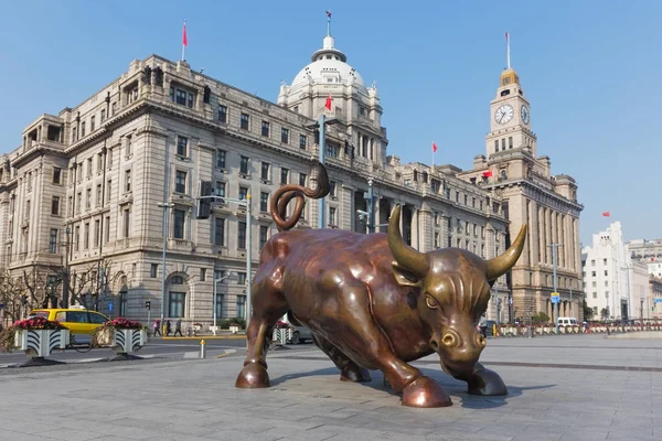 Bund ya da Waitan, Şangay 'ın orta kesiminde bir liman bölgesi. Bund genellikle yol üzerindeki bina ve rıhtımlardan ve bitişik bölgelerden bahseder. Şangay 'ın en ünlü turistik merkezlerinden biridir..