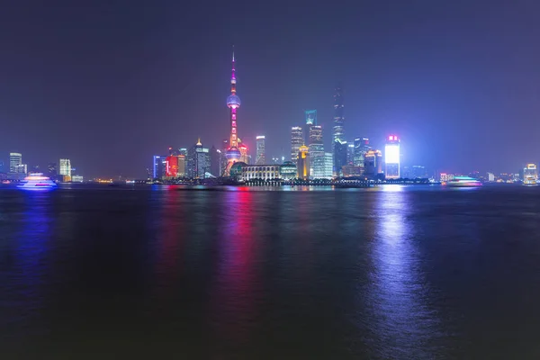 上海はアジアの真珠と東のパリとして知られています それは若者 そして各側の通りと川遊びを通る国際的なビートの街です — ストック写真