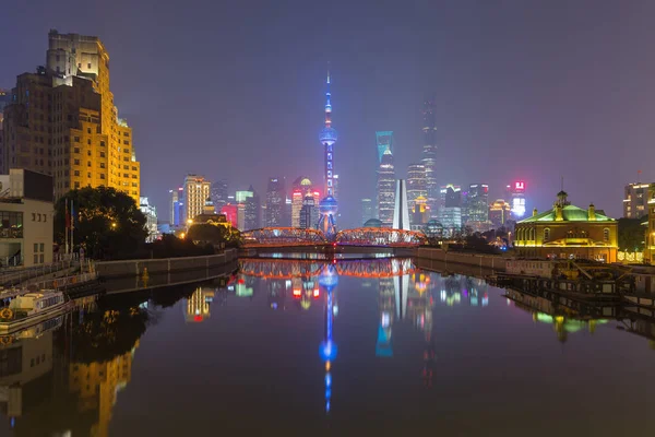 上海はアジアの真珠と東のパリとして知られています それは若者 そして各側の通りと川遊びを通る国際的なビートの街です — ストック写真