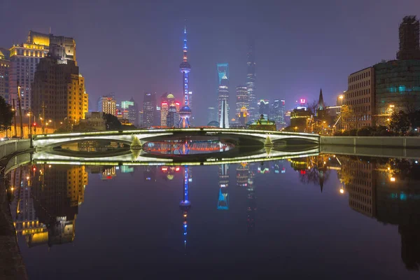上海被称为亚洲明珠和东方巴黎 这是一个青年 商业和国际节拍的城市 贯穿每一边街和河道 — 图库照片