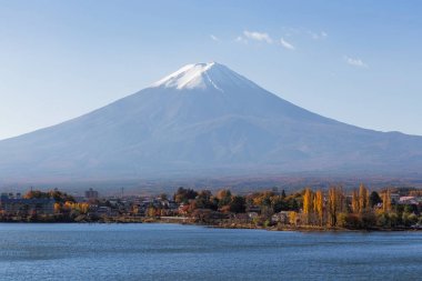 Bu fotoğraf Mt.Fuji çevresini üzerinden sonbaharda vuruldu. Kar cap Mt.Fuji üst kısmında başlama vakti. 5 Göl etrafında Mt.Fuji vardır.