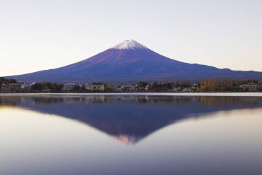 Bu fotoğraf Mt.Fuji çevresini üzerinden sonbaharda vuruldu. Kar cap Mt.Fuji üst kısmında başlama vakti. 5 Göl etrafında Mt.Fuji vardır.