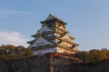 Bu fotoğraf osaka Kalesi, Japonya akşam çekildi. Kaleye dokunan yumuşak güneş ışığı çok güzel..