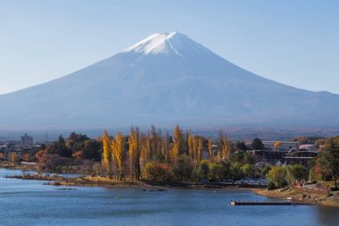Bu fotoğraf Mt.Fuji çevresini üzerinden sonbaharda vuruldu. Kar cap Mt.Fuji üst kısmında başlama vakti. 5 Göl etrafında Mt.Fuji vardır.