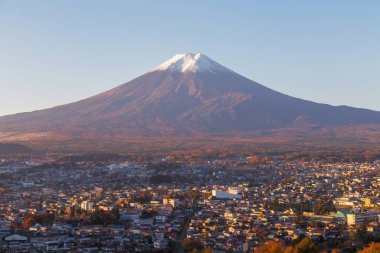 Bu fotoğraf Mt.Fuji çevresini üzerinden sonbaharda vuruldu. Kar cap Mt.Fuji üst kısmında başlama vakti. 5 Göl etrafında Mt.Fuji vardır.