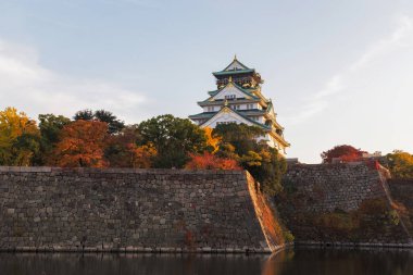 Bu fotoğraf osaka Kalesi, Japonya akşam çekildi. Kaleye dokunan yumuşak güneş ışığı çok güzel..