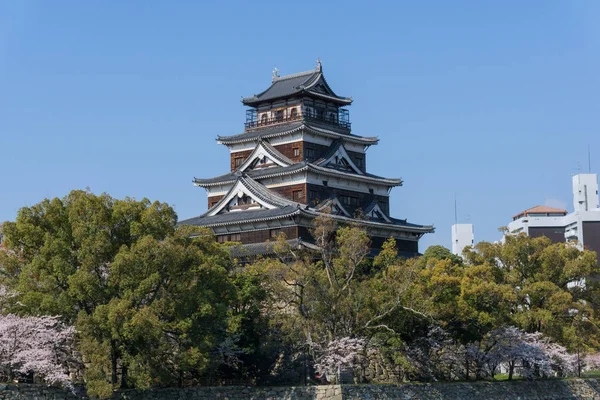 Zamek Hiroshima z kwitnącymi kwiatami Sakura — Zdjęcie stockowe