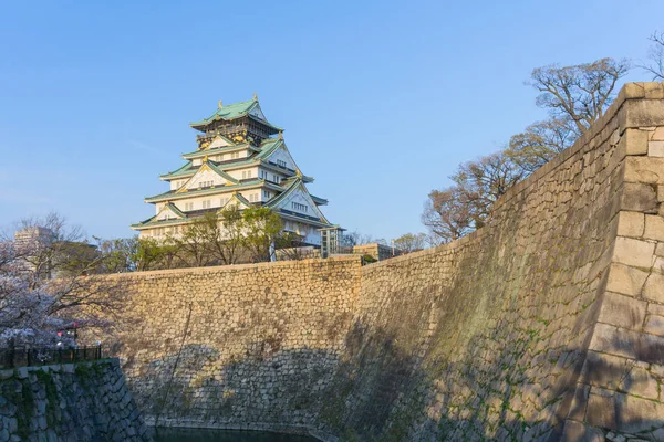 Osaka castle with sakura blooming — Stock Photo, Image