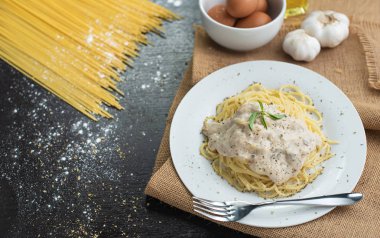 Ahşap masa arka plan üzerinde beyaz plaka spagetti cabonara.