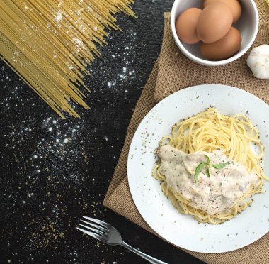 Ahşap masa arka plan üzerinde beyaz plaka spagetti cabonara, için