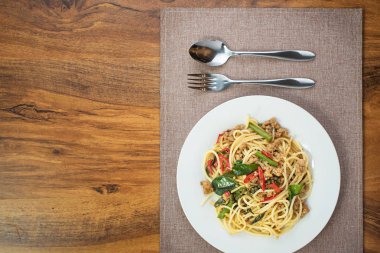 Spagetti Stir Kızarmış Baharatlı Domuz ile ahşap masada çanak , üst görünümü