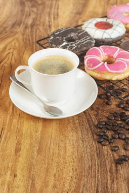 Ahşap masa üzerinde kahve ve çörekler.