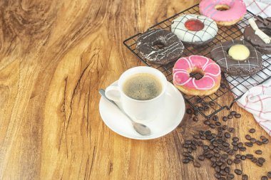 Ahşap masa üzerinde kahve ve çörekler.