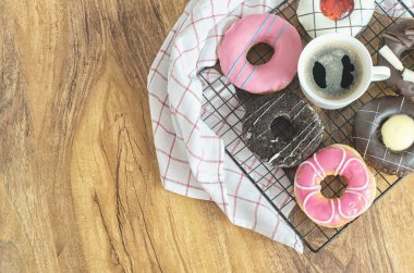 Ahşap masa üzerinde çörek ler ve kahve, üst görünüm