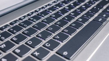 Güzel ışığı olan bir klavye. İş konsepti. Ev konseptinde çalış. Karıcığım. Dizüstü bilgisayar. 