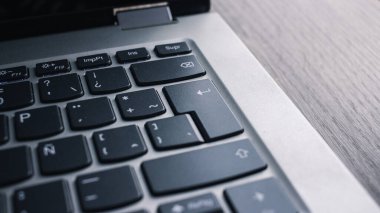 Güzel ışığı olan bir klavye. İş konsepti. Ev konseptinde çalış. Karıcığım. Dizüstü bilgisayar. 