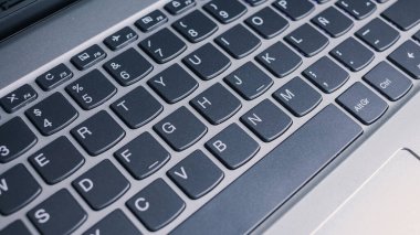 Güzel ışığı olan bir klavye. İş konsepti. Ev konseptinde çalış. Karıcığım. Dizüstü bilgisayar. 