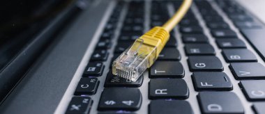 Güzel ışığı olan bir klavye. İş konsepti. Ev konseptinde çalış. Karıcığım. Dizüstü bilgisayar. Ethernet kablosu. 