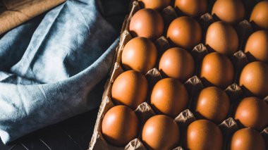 Tepside bedava yumurta. Kahverengi kırsal yumurtalar. Sağlıklı yemek.