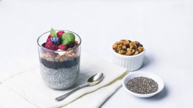 Ahududu reçelli Chia pudingi ve granola, nane, yabanmersini, üstünde ahududu. Sağlıklı yiyecekler. Boşluğu kopyala