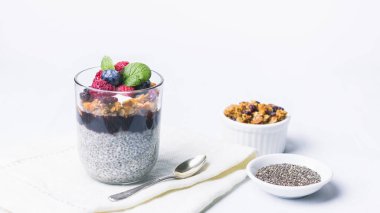 Ahududu reçelli Chia pudingi ve granola, nane, yabanmersini, üstünde ahududu. Sağlıklı yiyecekler. Boşluğu kopyala