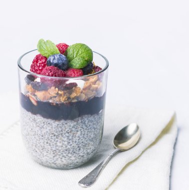 Ahududu reçelli Chia pudingi ve granola, nane, yabanmersini, üstünde ahududu. Sağlıklı yiyecekler. Boşluğu kopyala