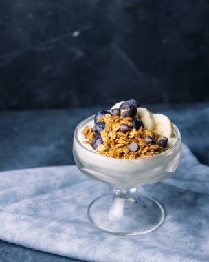 Muzlu dondurma, granola, yulaf ve yaban mersini. Sağlıklı yiyecekler. Tatlı yemek konsepti. Boşluğu kopyala