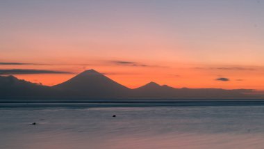 Endonezya, Bali 'deki Agung volkanının panoramik görüntüsü. Gili Trawangang Adası 'ndan görüntü