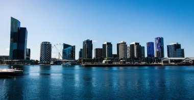 Güneşli bir günde, Docklands 'taki Yarra Nehri' nin panoramik manzarası, Melbourne, Avustralya.