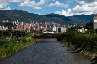 Ciudad de MedelIn en dia soleado