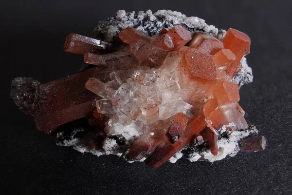 Topacio naranja y claro sobre matriz de piedra con pequeños cristales — Foto de Stock