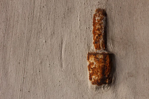 Часть старой ржавой дверной петли в стене — стоковое фото