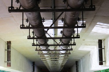 Beton köprünün altında iki boru.