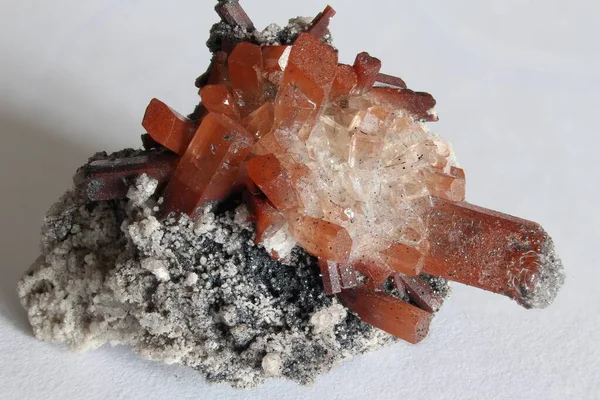 Topacio naranja y claro en matriz de piedra con pequeños cristales claros — Foto de Stock
