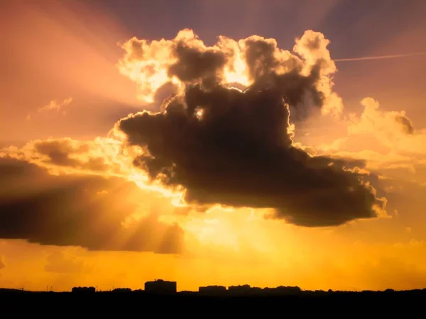 Cloudscape with isolated sunrays around cloud — Stock Photo, Image