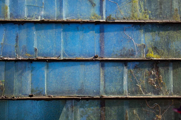 Régi Üveg Panel Borostyán Mögötte Tükrözik Kék Mint Háttér — Stock Fotó