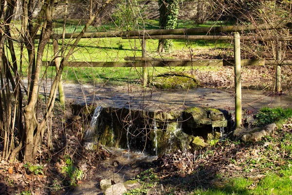 Pequeño Puente Piedra Para Sendero Sobre Pequeño Arroyo Inundado Agua — Foto de Stock